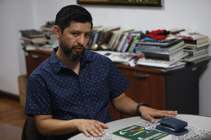 Actividad. Fue director del Centro de publicaciones de la Pontificia Universidad Católica del Ecuador (PUCE) durante una década.
