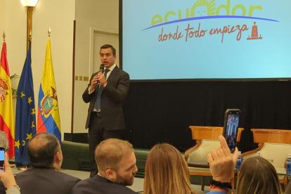 Con la presencia de más de 100 personas, Noboa contó que su gente le dice que necesita personas con experiencia.