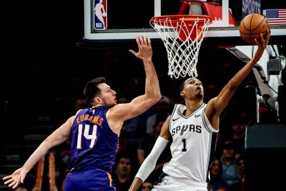 Wembanyama (d) guió a los San Antonio Spurs para imponerse a los Phoenix Suns.