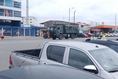 Presencia. Horas después del crimen, se observó la presencia de un grupo de militares en la vía principal.