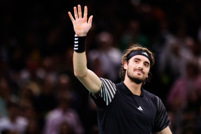 El tenista griego Stéfanos Tsitsipas y su celebración tras imponerse al ruso Karen Khachanov.