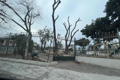 Abandono. La puerta principal del parque se encuentra abollada.