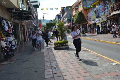 Festividad. Los turistas paseaban por las calles adornadas de la provincia.