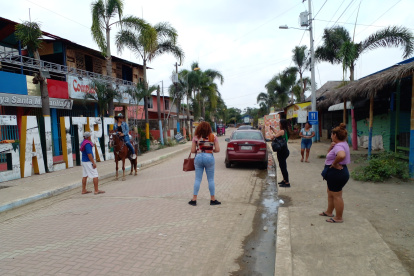 Los comerciantes ofrecieron a los turistas sus productos en oferta.
