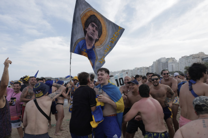 AME3746. RÍO DE JANEIRO (BRASIL), 03/11/2023.- Aficionados de Boca Juniors se reúnen para celebrar y cantar a favor de su equipo en la previa de la final de la Copa Libertadores ante Fluminense, hoy, en la playa de Copacabana, en Río de Janeiro (Brasil). La ciudad más emblemática de Brasil será anfitriona este sábado del partido por la final de Copa Libertadores 2023 entre el Boca Juniors argentino y el Fluminense brasileño. EFE/ Antonio Lacerda