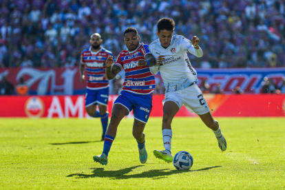Jorge González (i) junto a su hijo Sebastián tras el título alcanzado por Liga de Quito en la Copa Sudamericana.