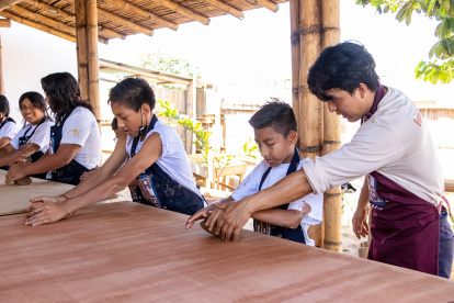 Material. Una familia se dedica a elaborar artesanías con barro