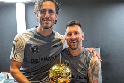 Leo y Lio posaron juntos con el Balón de Oro.