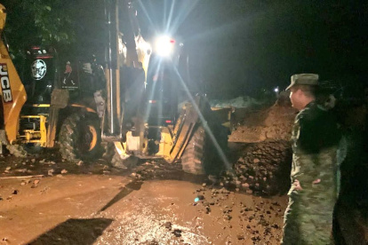 Maquinaria realiza labores de limpieza en San Lorenzo, Esmeraldas.