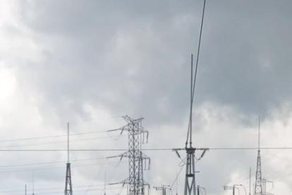 Trabajos. Operarios realizan mantenimiento a instalaciones, en Quito.