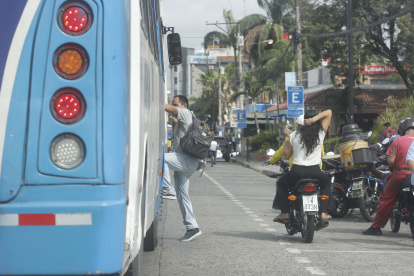 Desorden. La mayoría de conductores de buses urbanos recogen donde sea a los pasajeros, ya sea en medio de las vías o a dos metros de donde están las paradas, exponiendo al ciudadano al peligro de ser atropellado.