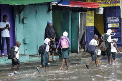Las inundaciones afectaron a varios edificios, y obstaculizaron el paso de peatones y vehículos.
