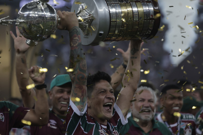 El argentino Germán Cano, goleador de Fluminense, levanta la Copa Libertadores.