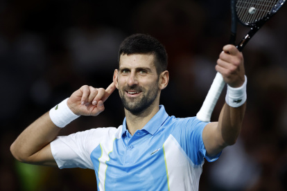 El tenista serbio Novak Djokovic y su celebración tras clasificar a la final del Masters 1.000 de París.
