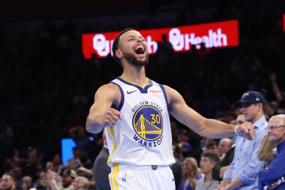 Steph Curry anotó la canasta del triunfo de los Warriors sobre los Thunder.