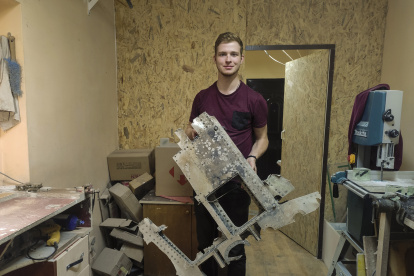 Algunas piezas de armamento ruso destruido ayudan a defender Ucrania contra sus antiguos propietarios gracias a Serguí Naumenko, un joyero que transforma fragmentos de cazas y helicópteros rusos derribados y misiles en objetos para recaudar dinero para el Ejército ucraniano. EFE/ Rostyslav Averchuk