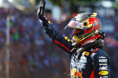 Max Verstappen y su celebración tras sumar la victoria en la carrera sprint del Gran Premio de Brasil.