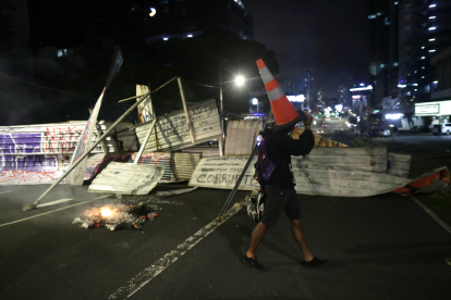 Situación. Los ciudadanos han cerrado las calles de las urbes y carreteras con pancartas, puertas metálicas, barrotes, y cualquier objeto cercano.