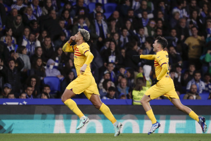 El defensa Ronald Araujo (i) celebra tras marcar el gol del triunfo de Barcelona sobre Real Sociedad.