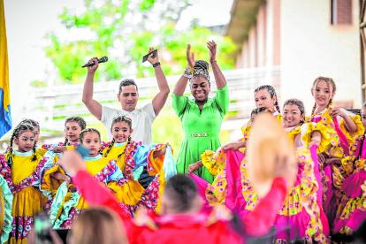 Celebración de escuela colombiana tras ganar concurso ambiental.