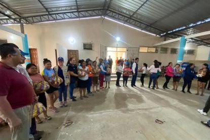 Entrega de kits de alimentos, kits de limpieza y la atención de una brigada médica para 80 familias afectadas por las fuertes lluvias en la comuna Tugaduaja, Santa Elena.