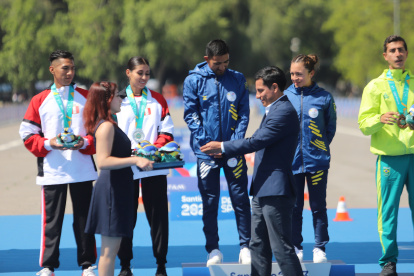 El campeón olímpico Jefferson Pérez colocó las medallas a los marchistas Daniel Pintado y Glenda Morejón.