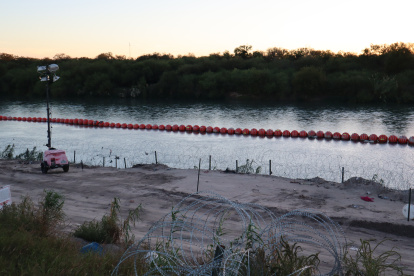 Escena. El gobierno de Texas, bajo el liderazgo del ultraconservador Greg Abotta ordenó instalar una barrera flotante de boyas de 300 metros para dificultar el cruce de los migrantes.