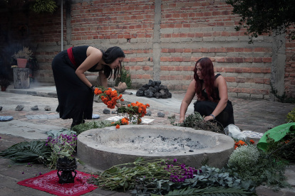Idea. Mujeres preparan un altar para un ritual  de “sanación de  útero”.