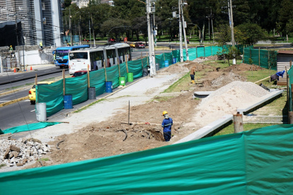 Trabajos. En el parque el Arbolito se construye la nueva parada de buses que van al Valle de Los Chillos.