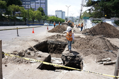 Trabajos. Trabajadores municipales durante la remoción de tierra para el soterramiento de cables.