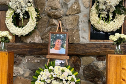 Se ha realizado un altar con rosas en memoria del deportista ecuatoriano.