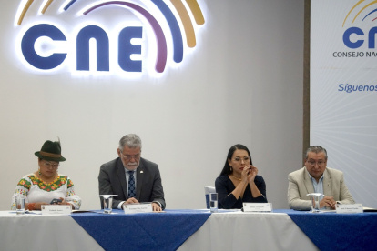 Reunión. Los miembros del Consejo Electoral se reunieron este domingo al mediodía.