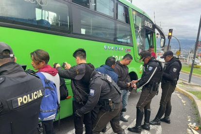 Operativo. La Policía detiene aleatoriamente a los buses para revisar a los pasajeros.