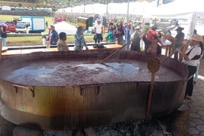 La tradicional bebida fue elaborada en leña.