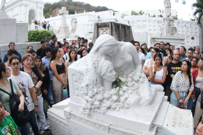 Turistas locales y extranjeros visitaron el cementerio Patrimonial.