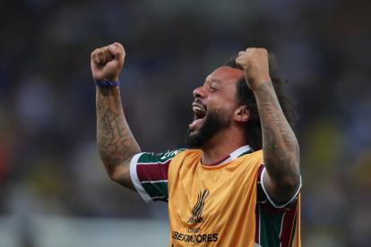 AME4299. RÍO DE JANEIRO (BRASIL), 04/11/2023.- Marcelo Vieira de Fluminense celebra tras ganar hoy, el partido de la final de la Copa Libertadores entre  Boca Juniors y Fluminense en el estadio de Maracaná, en Rio de Janeiro (Brasil). EFE/ Andre Coelho