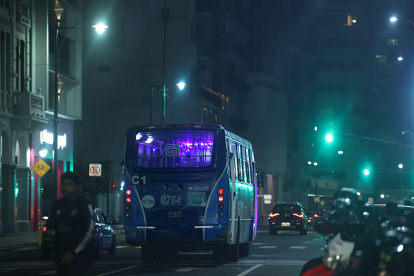 Inconveniente. Muchos vehículos transitan por las calles céntricas del Puerto Principal con ese tipo de luces, que distraen y ciegan a otros conductores.