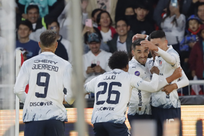 El volante Mauricio Martínez (d) es felicitado por sus compañeros tras marcar el primer gol de Liga de Quito.