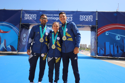 Los marchistas Daniel Pintado (i), Glenda Morejón (c) y David Hurtado (d), con las medallas de oro alcanzadas en Chile.