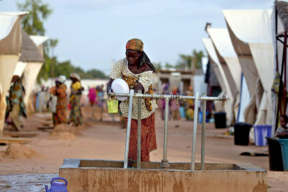 Una mujer lava algunos platos en Maradi, Níger, en una imagen de archivo