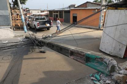 Tes postes de luz cayeron al piso en una cooperativa de Pascuales.