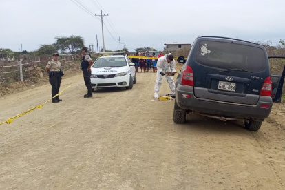 El carro de la víctima quedó a un costado del cuerpo en la ruta.