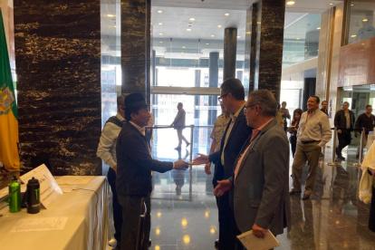 El asambleísta electo César Umajinga fue de los primeros en llegar al legislativo