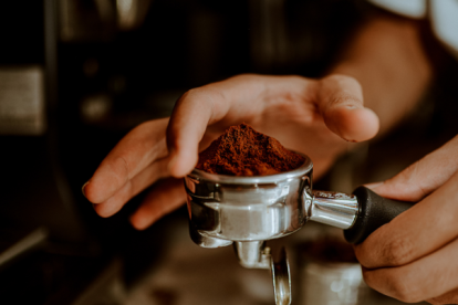 La cafeína tiene la capacidad de estimular y excitar el cerebro y el sistema nervioso.