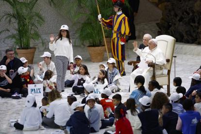 El Papa durante la celebración del encuentro con cerca 7.000 niños del todo el mundo de esta tarde en el aula Pablo VI del Vaticano.