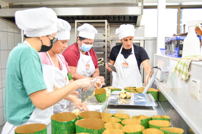 Muestra. En el taller se elaboran pan de pascua.