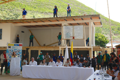 Cauca. Foto del 19 de septiembre, en una mesa de diálogo entre delegados del Gobierno y las disidencias.