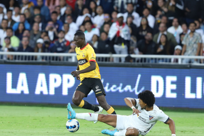 Barcelona (amarillo) y Liga de Quito pelean por ganar la segunda etapa de la LigaPro.