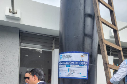 Acción. Funcionarios de Justicia y Vigilancia colocaron sellos en el sitio.