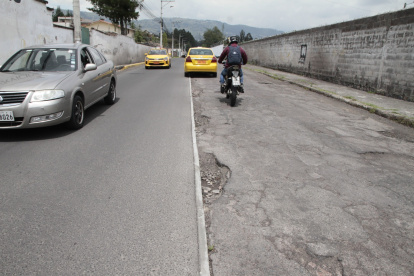 Para sortear los baches los conductores invaden la vía que fue reparada.